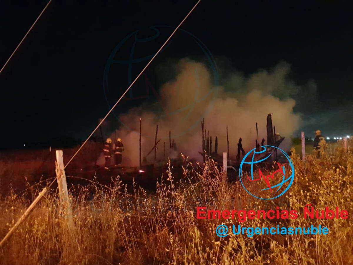 emergencianuble's tweet photo. #CHILLAN #BOMBEROS TRABAJARON EN VILLA BRISAS DEL BICENTENARIO, CALLE EDUARDO OSSANDON CON AV. BARROS ARANA, POR FUEGO EN BODEGA, SIN PELIGRO DE PROPAGACIÓN. 
#EMERGENCIA_CONTROLADA⚠️ 
@Jzg1985 @RTNUBLE @radioisadorafm
@delafu344 @LuisRivas_440 @hleivasep @urgenciasnuble https://t.co/shBfSOtkSJ