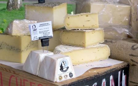 VisitTring's tweet photo. @TringFMkt Saturday 8th December. Remember to #Shoplocal #Tring and get your food here. photo @Oldtring https://t.co/TxNGWdPkyD
