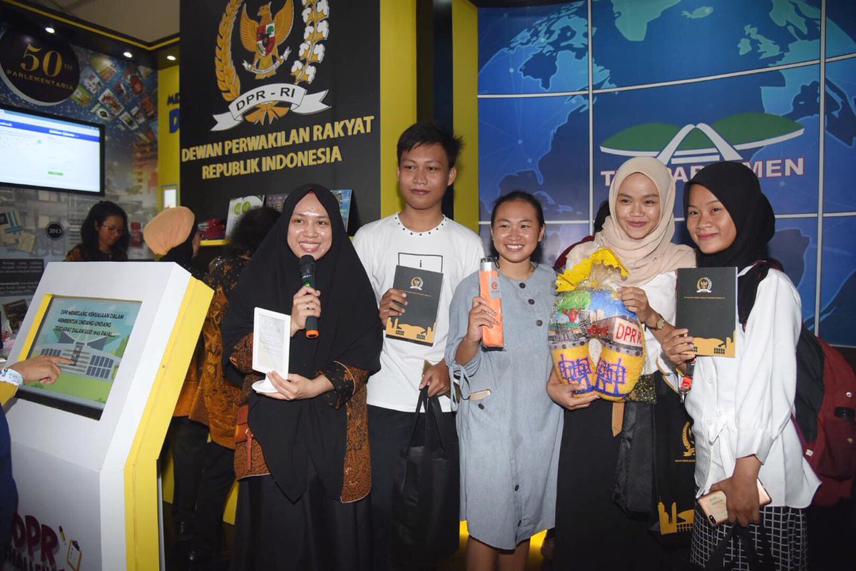 DPR_RI's tweet photo. Masyarakat antusias mengunjungi Booth DPR RI pada acara Sinergi Aksi Informasi dan Komunikasi (SAIK) 2018 di Lapangan Ahmad Yani Kota Tangerang yang diselenggarakan pada tanggal 2-4 Desember 2018. #SAIK2018 #AMH2018 https://t.co/e72zZLYBNn