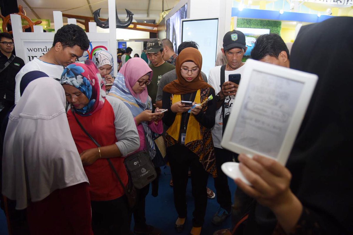 DPR_RI's tweet photo. Masyarakat antusias mengunjungi Booth DPR RI pada acara Sinergi Aksi Informasi dan Komunikasi (SAIK) 2018 di Lapangan Ahmad Yani Kota Tangerang yang diselenggarakan pada tanggal 2-4 Desember 2018. #SAIK2018 #AMH2018 https://t.co/e72zZLYBNn