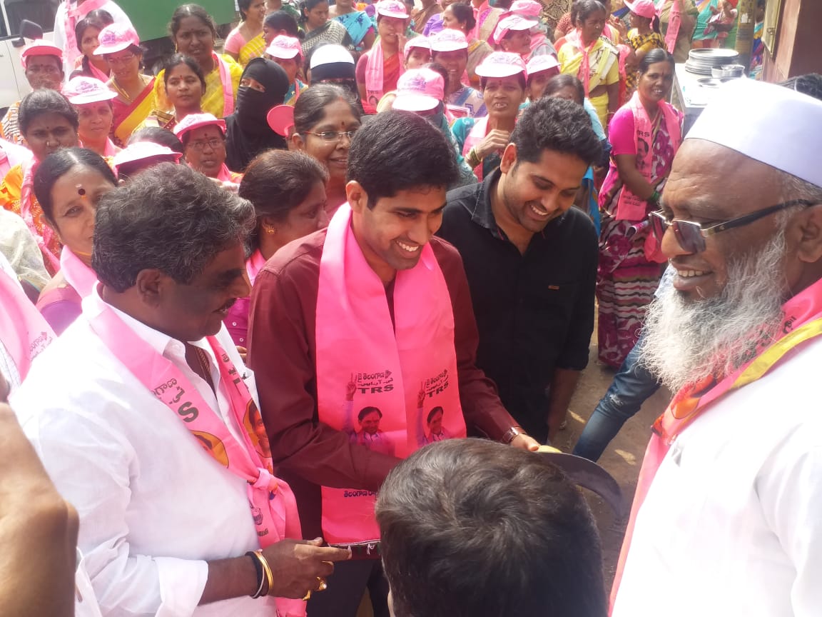 MohdomerQureshi's tweet photo. On the  instructions of @asadowaisi Sahab Aimim extended support to trs candidate @mkrkkpmla Mla  Sahab 

Door to Door Election Campaign  along  With Krishna Rao Sahab Son and Old Bowenpally Corporetor Muddam Narsimha Yadav and  other Trs leader also present.. https://t.co/XeGf9GPJHd