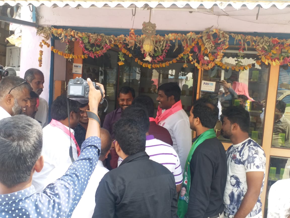 MohdomerQureshi's tweet photo. On the  instructions of @asadowaisi Sahab Aimim extended support to trs candidate @mkrkkpmla Mla  Sahab 

Door to Door Election Campaign  along  With Krishna Rao Sahab Son and Old Bowenpally Corporetor Muddam Narsimha Yadav and  other Trs leader also present.. https://t.co/XeGf9GPJHd