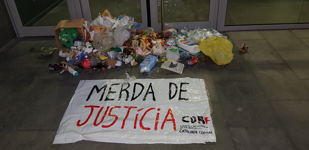 GDRCatalunya's tweet photo. @okdiario @eslamananadeFJL @HerreraenCOPE Otra vez los CDRs intentan intimidar a la Justicia. Son los Juzgados de Manresa esta mañana. https://t.co/0hYqepD38K