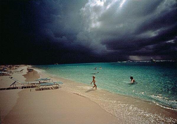 Worldpics13's tweet image. Un orage éclate sur la plage aux Îles Caïman