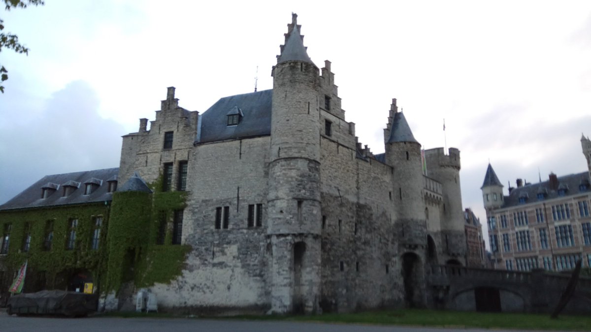 SportTeleport's tweet photo. Antwerp's oldest building, 800-year old Het Steen. Now a museum, it was used as a prison between 1303 and 1827. It is also immortalized by Vincent van Gogh in 1885. Lucky modern people are allowed to walk, or even run through it! #EnjoyTeleportation #TreadmillFun #SportTeleport https://t.co/lvbmfFi3Jo