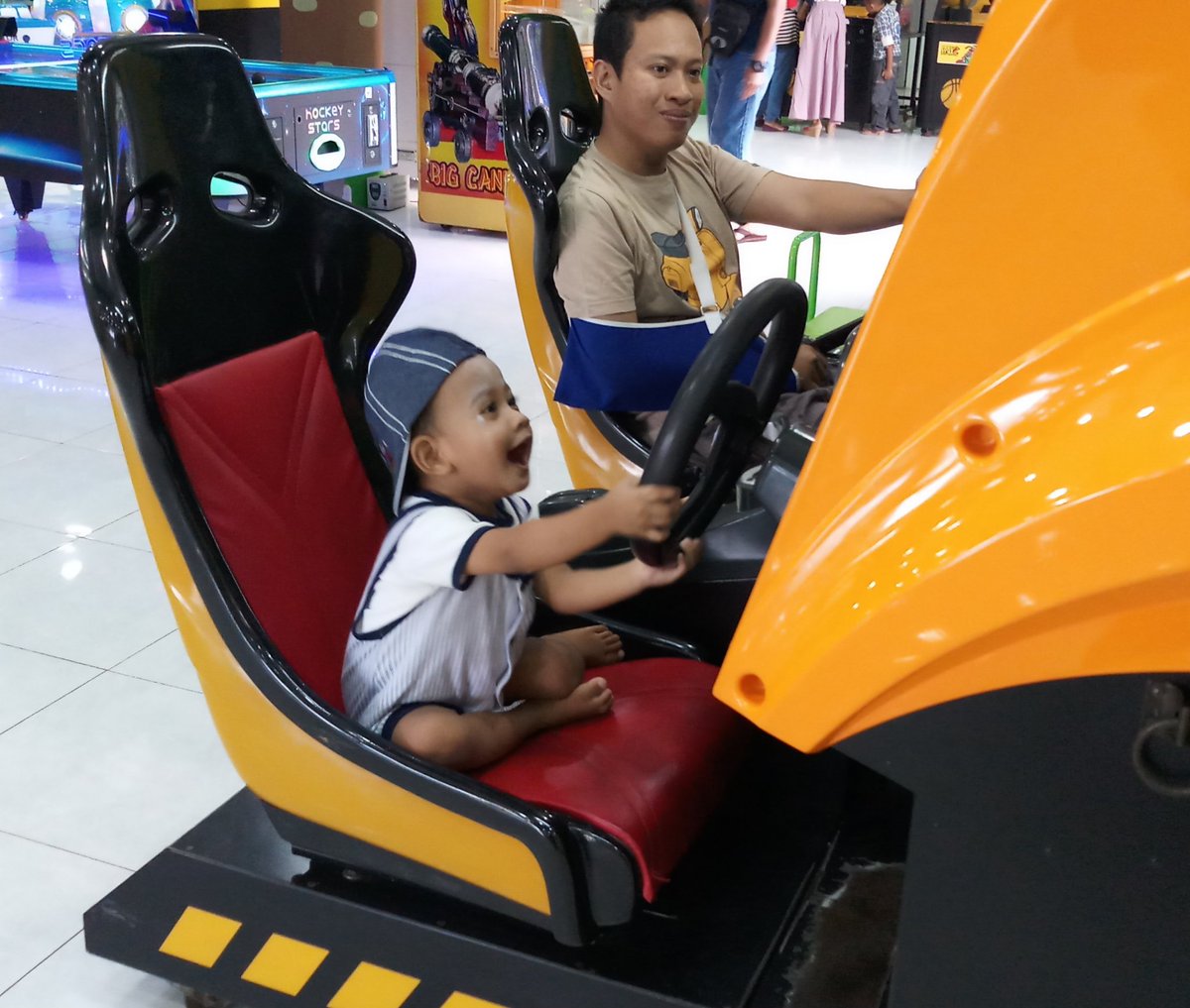 AnggaWidhiP's tweet photo. Hampir 2bulan tangan dalam gendongan...
Narendra anakku semangati ayah ya nak... https://t.co/9XJ1UCigrq