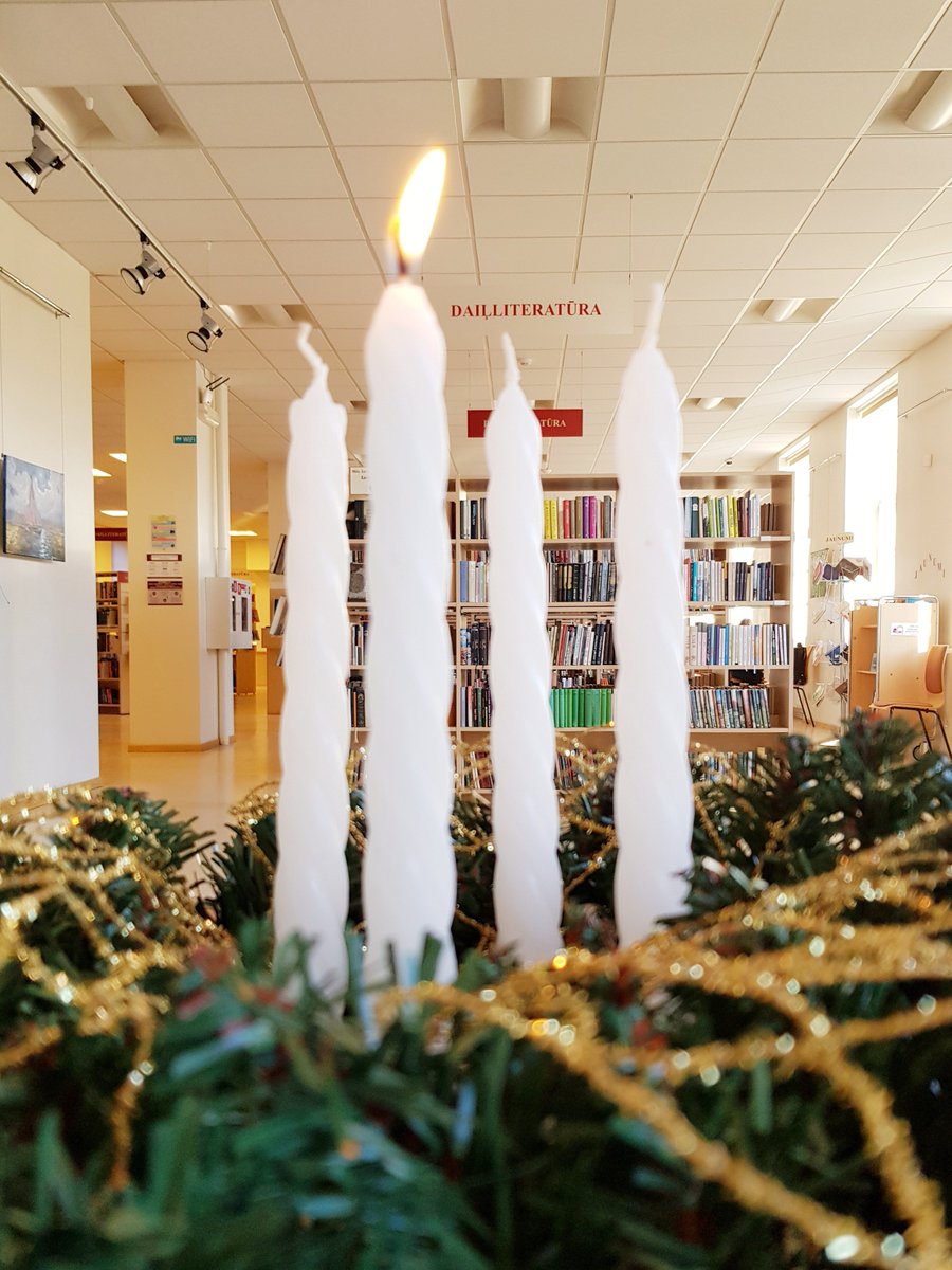 LatgalesCB's tweet photo. Latgales Centrālā bibliotēka vēl gaišu, mirpilnu Adventes laiku visiem mūsu draugiem un lasītājiem 🕯️❄️ #bibliotēka #advente #ziemassvētkusgaidot https://t.co/6nE6IhNg7l