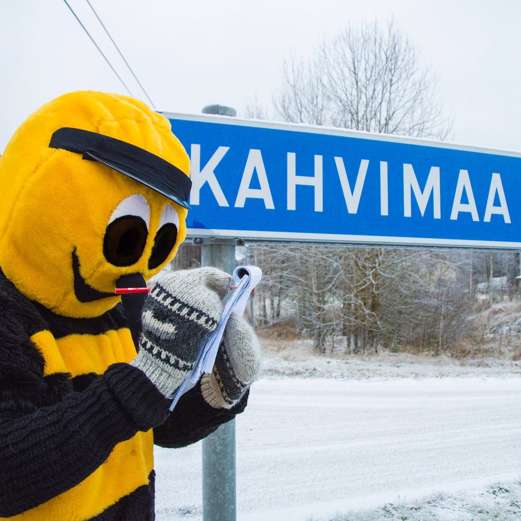 Kahvin tuoksun humaamana Länskis lähtee kohti Kahvimaata, mutta perillä iskee harmitus: ei Tonttua, ei vihjettä, ei kahvia. Hetken mietittyään pörriäinen oivaltaa, mistä voisi saada apua ongelmaansa ja ottaa suunan kohti Lohjan keskustaa. #joulukalenteri #visitlohja #christmas