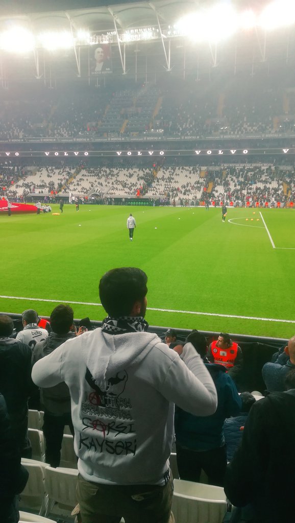 erayatc1903's tweet photo. Birde Sana Dokunmak İstiyorlar Biraz Kirli Pankart Kokan Ellerim 🏴🏳️ 
#ZafereKanatlan #Besiktas @forzabesiktas @cArsiKayseri https://t.co/WuVfTJc0Cs