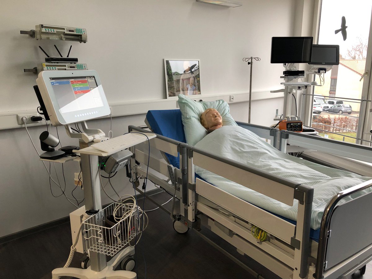 AmbuCareDE's tweet photo. In den #showrooms der @UniklinikAachen und #DocsinClouds ist unser #AmbuCare Rollup angekommen :) https://t.co/dyLcGEbf7z