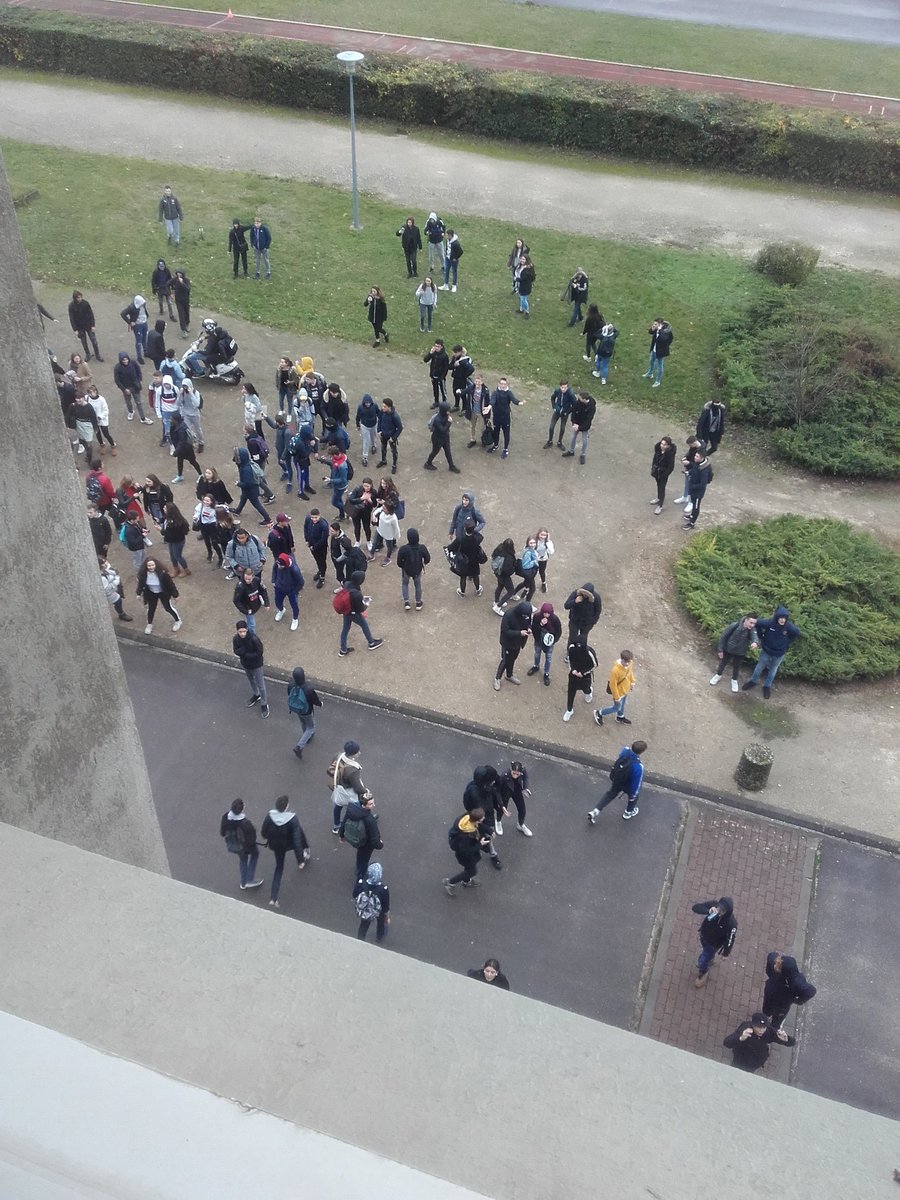 LePitooresque's tweet photo. Les grilles forcées, au lycée #LeCastel de #Dijon aussi tôt venus, ils repartent... https://t.co/cirdp1B2bL