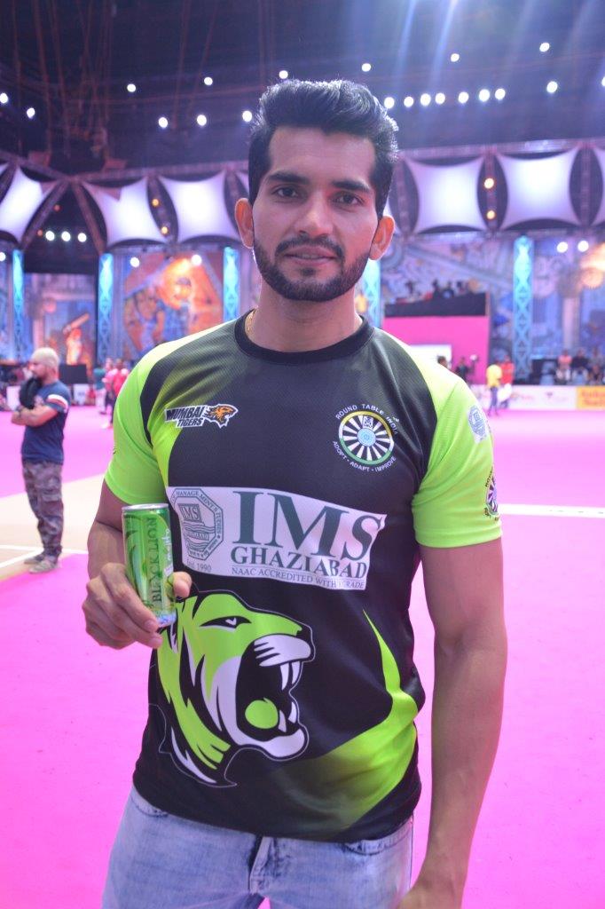 AmazingsHome's tweet photo. Black Lion Energy Drink in India.#love #Twitterers #socialenvy #tweegram #photooftheday #20likes #amazing #smile #like4like #look #igers #picoftheday #food #instadaily #instafollow #followme #girl #instagood #bestoftheday #instacool #socialenvyco #follow #colorful #style #swag https://t.co/kGGHpc4hoI