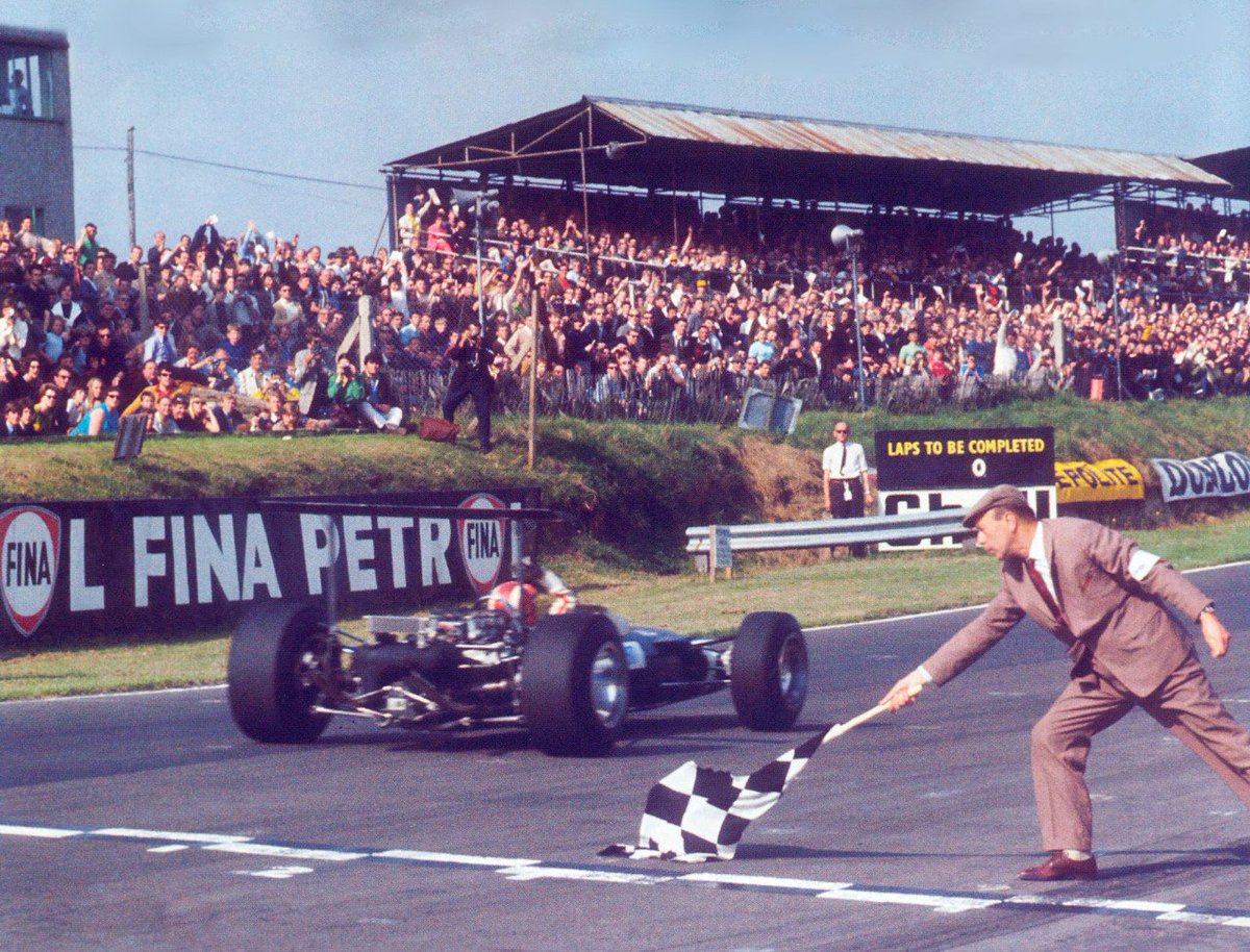 1968 British Grand Prix🏁

🇨🇭 Jo Siffert #Lotus 49B #Ford takes the chequered flag for 1st position and his maiden Grand Prix win.
