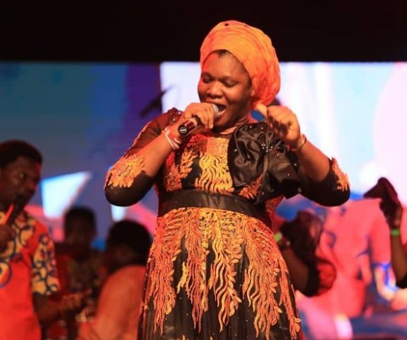 unusualpraise's tweet photo. Don't hesitate to Praise God in your local dialect. 
Bukola Bekes (@BukolaBekes) began her session of #UnusualPraise with Praise to God in Yoruba... Glorious God 🙌

#UnusualPraise2018 
#UP2018
#UP2018Memory https://t.co/EBJbF8ovjD