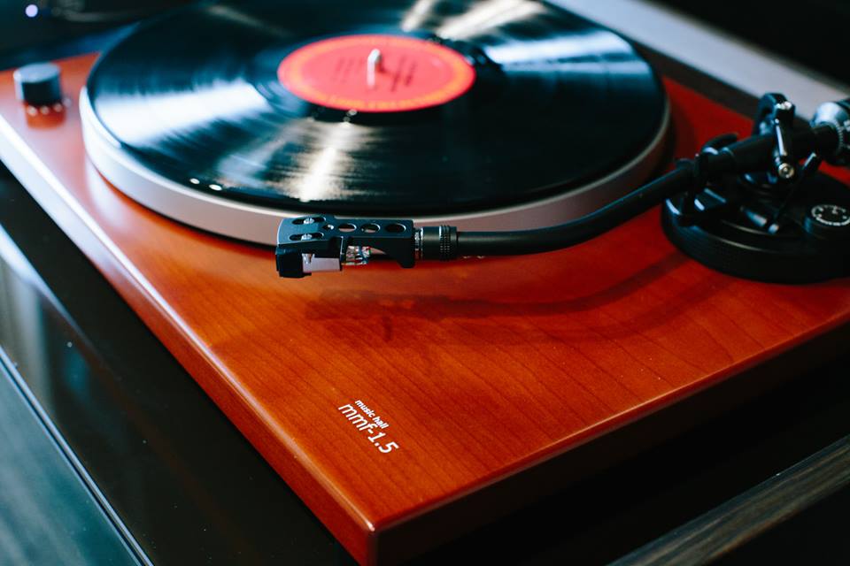 MusicHallAus's tweet photo. #MusicHall mmf-1.5 #turntable doesn't just play the #loud parts well, it digs deep into the #music to reveal more about the subtle elements like reverberation and the #atmosphere of the session, information that's way down in the #grooves. Read more https://t.co/EHNk8njIr1
#vinyl https://t.co/YSOji1UXZu