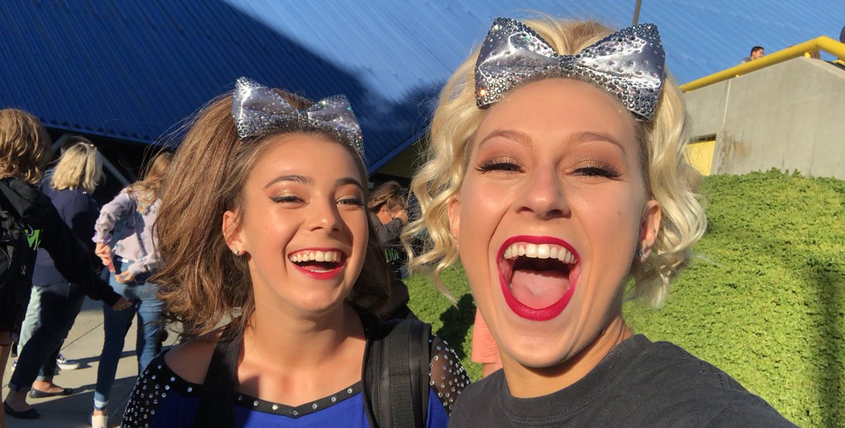 hayleyysipee's tweet image. bc we never stop laughing, love u little sissy