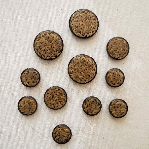 buttonsparadise's tweet photo. [À DÉCOUVRIR] 👀 Quand Télérama parle de BUTTONS PARADISE... https://t.co/0syw6YZOm4 #Magazine #Télérama #Découvrir #Boutons #Buttons #Artisan #Résine #Naturelle #Galalithe #PierreDeLait #Design #AccessoireDeMode #Fashion #FashionAccessories #ALire #WeekEnd #LoveYouAll https://t.co/8NiskL7ihC