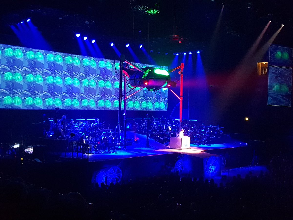 Littlemiss325's tweet photo. Awesome, no other words. Been listening to TWOTW for 34yrs since i was 6yr old and completely in awe. Jeff Wayne and all cast are amazing! #theeveofthewar https://t.co/JRUX1ipsJ8