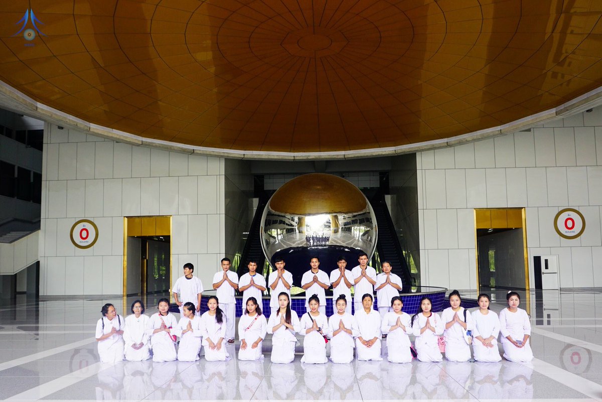 wdcreception's tweet photo. ทุกท่านเดินทางมาจากสาธารณรัฐประชาธิปไตยประชาชนลาว ตั้งใจมายัง #วัดพระธรรมกาย และเป็นครั้งแรกที่ได้มาเยี่ยมชมวัดจากคำแนะนำของคนรู้จักที่เคยมาวัดแล้ว ทุกท่านมีความสุขมากที่ได้มีโอกาสมาที่วัดพระธรรมกายในครั้งนี้ ไม่เคยคิดมาก่อนว่าจะปลื้มใจมากขนาดนี้ https://t.co/HqzmSlVBCz