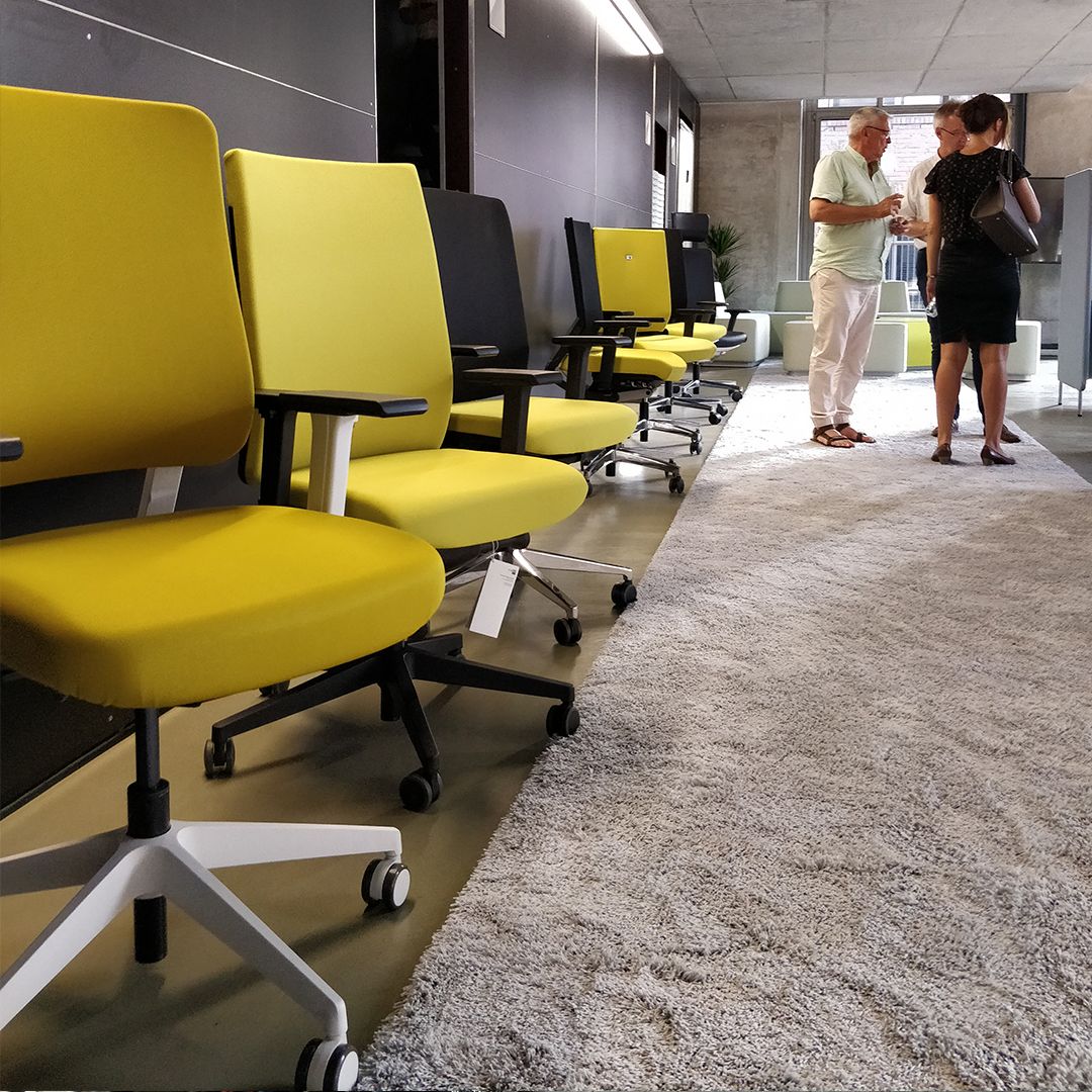 viasitfurniture's tweet photo. Why not add a pop of colour to your office with these chairs we have on show at our Frankfurt showroom. https://t.co/fGEly2jU9o #frankfurt #colourfulinterior #popofcolour #sitwithus #viasitfurniture https://t.co/4fb707yveh