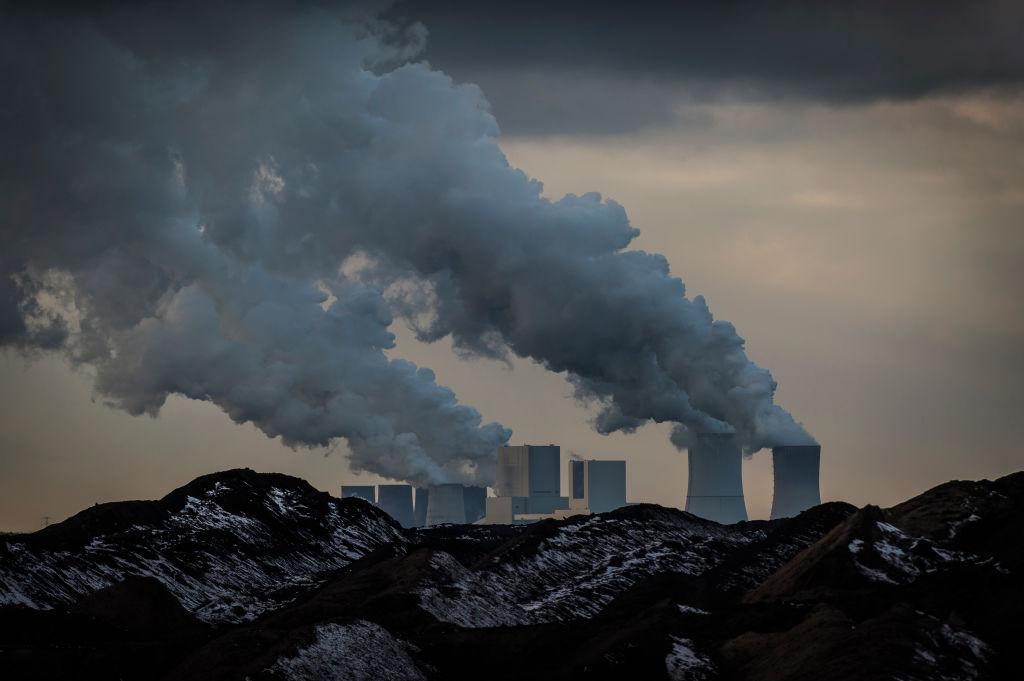 franceculture's tweet photo. Le charbon est la source d'énergie la plus polluante au monde. Pourtant, elle continue d'être largement utilisée pour produire de l'électricité, sachant que plus de 40% des centrales à charbon dans le monde ne sont pas rentables.  https://t.co/oQbv7c3Bxp https://t.co/3uQ0hUuv32
