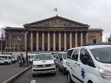 Paris : des centaines d'ambulanciers bloquent la place de la Concorde (PHOTOS, VIDEOS) DteiOsUWwAEaccv?format=jpg&name=360x360