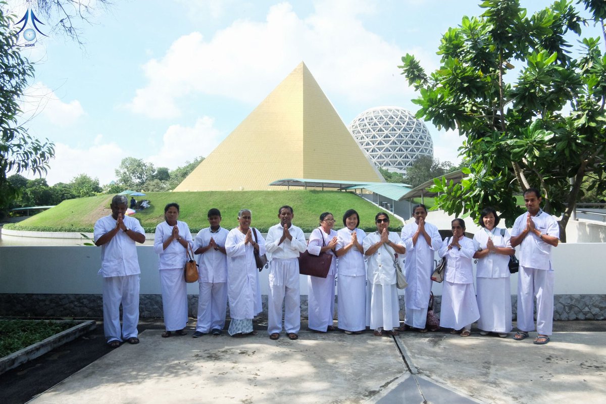 wdcreception's tweet photo. ชาวศรีลังกากลุ่มนี้รู้จัก #วัดพระธรรมกายผ่านทางอินเตอร์เน็ต เมื่อมีโอกาสได้มาเมืองไทย จึงตั้งใจเดินทางมาชมวัดและสักการะ #พระมหาธรรมกายเจดีย์ ก่อนที่จะได้ชมสถานที่ต่างๆภายในวัด ทุกท่านได้ฝึกสมาธิเบื้องต้นโดยปฏิบัติตามคำแนะนำของพระอาจารย์ในวีดีโอซึ่งทุกท่านบอกว่ารู้สึกสบาย ผ่อนคลาย https://t.co/Clyfwdj5NN