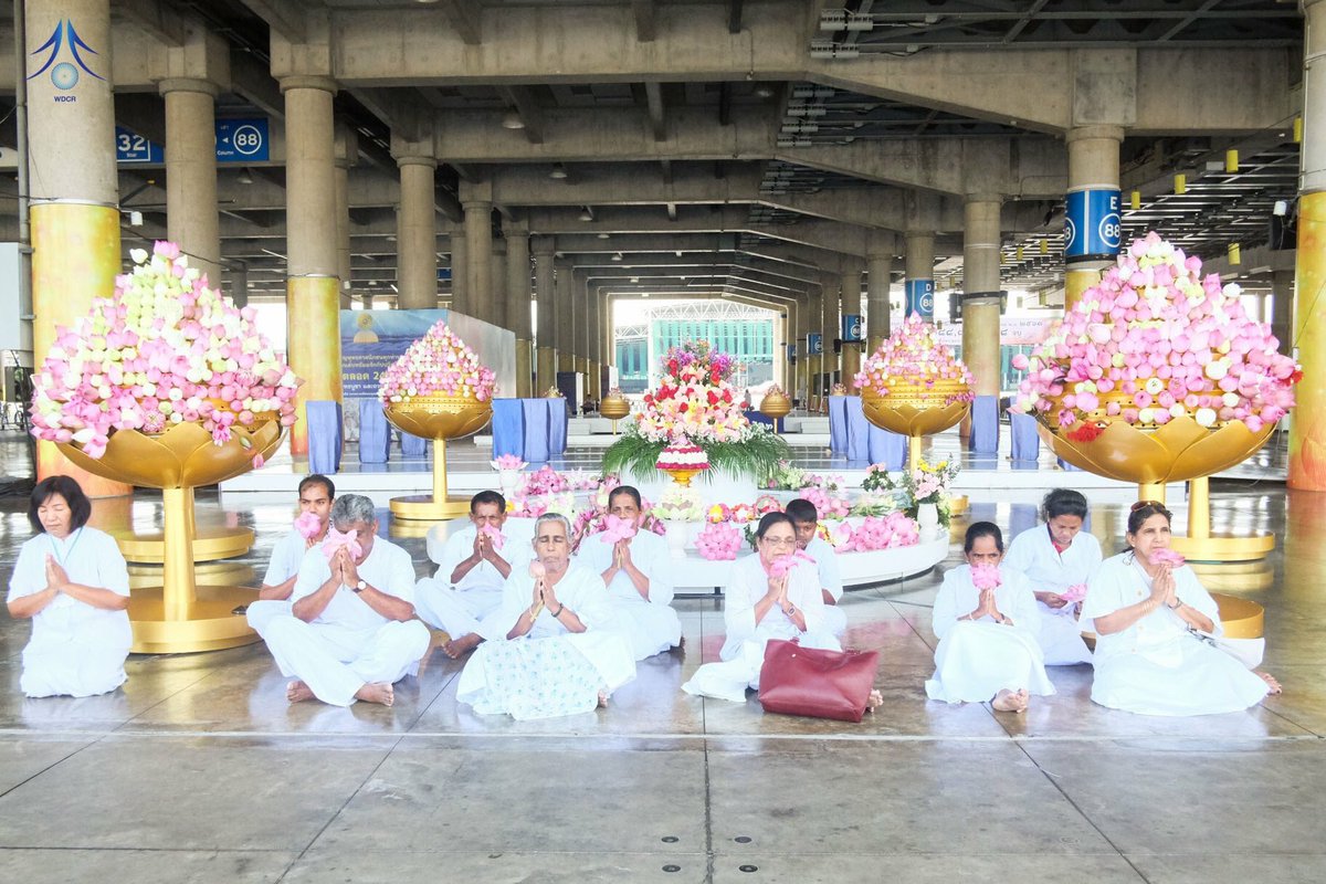 wdcreception's tweet photo. ชาวศรีลังกากลุ่มนี้รู้จัก #วัดพระธรรมกายผ่านทางอินเตอร์เน็ต เมื่อมีโอกาสได้มาเมืองไทย จึงตั้งใจเดินทางมาชมวัดและสักการะ #พระมหาธรรมกายเจดีย์ ก่อนที่จะได้ชมสถานที่ต่างๆภายในวัด ทุกท่านได้ฝึกสมาธิเบื้องต้นโดยปฏิบัติตามคำแนะนำของพระอาจารย์ในวีดีโอซึ่งทุกท่านบอกว่ารู้สึกสบาย ผ่อนคลาย https://t.co/Clyfwdj5NN