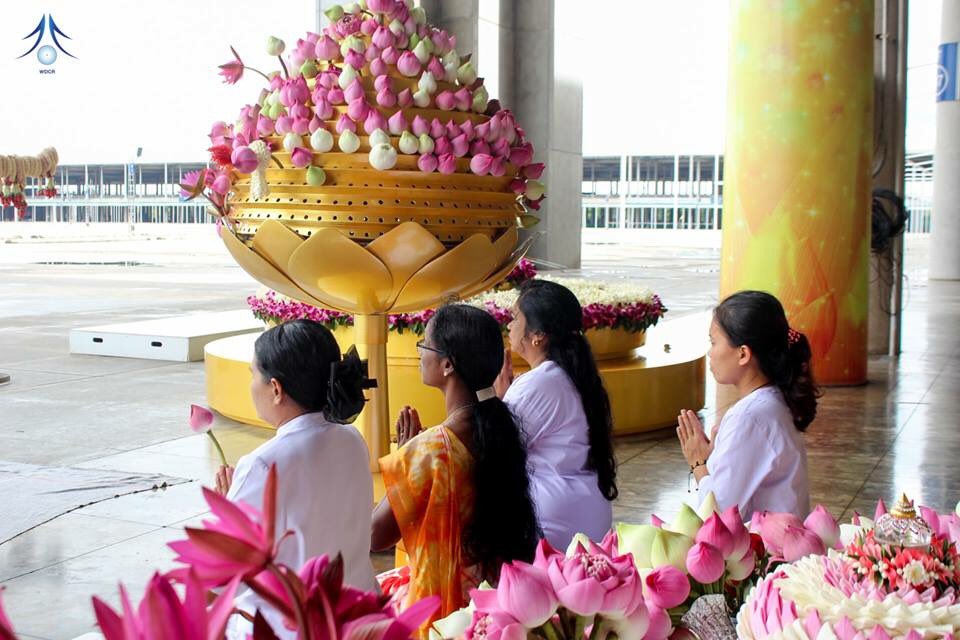 wdcreception's tweet photo. ด็อกเตอร P.Jeyantmi เป็นชาวอินเดียที่ทำงานให้กับรัฐบาล มาเยี่ยมชม #วัดพระธรรมกาย เป็นครั้งแรก เนื่องจากมีประชุมที่สถาบัน AIT มหาวิทยาลัยธรรมศาสตร์ จึงมีเจ้าหน้าที่จากสถานบัน AIT แนะนำให้มา 

      Dr.P.Jeyantmi กล่าวว่าประทับใจมาก ได้รับความสบายใจและผ่อนคลายจากการชมวัดในวันนี้ https://t.co/TXetmkL7db