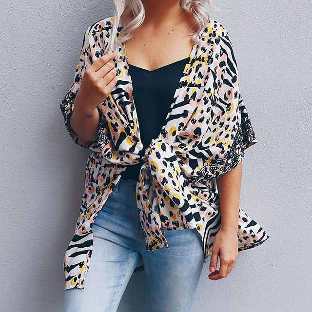 AKlife's tweet photo. Loving that you can style our ‘Zeebu Kimono’ two totally different ways 🦓🦓
⠀
Either wear loose or tied at the front for a super flattering cropped shape 👌🏽 ⠀
⠀
These OSFA beauties are running out the door, so if you’ve got your eye on this one, j… https://t.co/irchphUdef https://t.co/4O0LyU7dGR