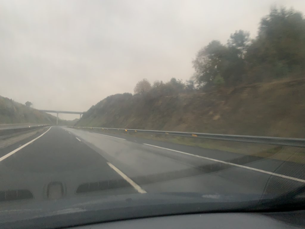 oviaxante's tweet image. Patética y extremadamente peligrosa la situación del firme de la #AP53 Santiago-Ourense - Solo se Puede circular con seguridad por el carril izquierdo - PATETICO.  Nosotros Pagando autopistas y la administración ahorrando en firmes qué no drenan!!!!
