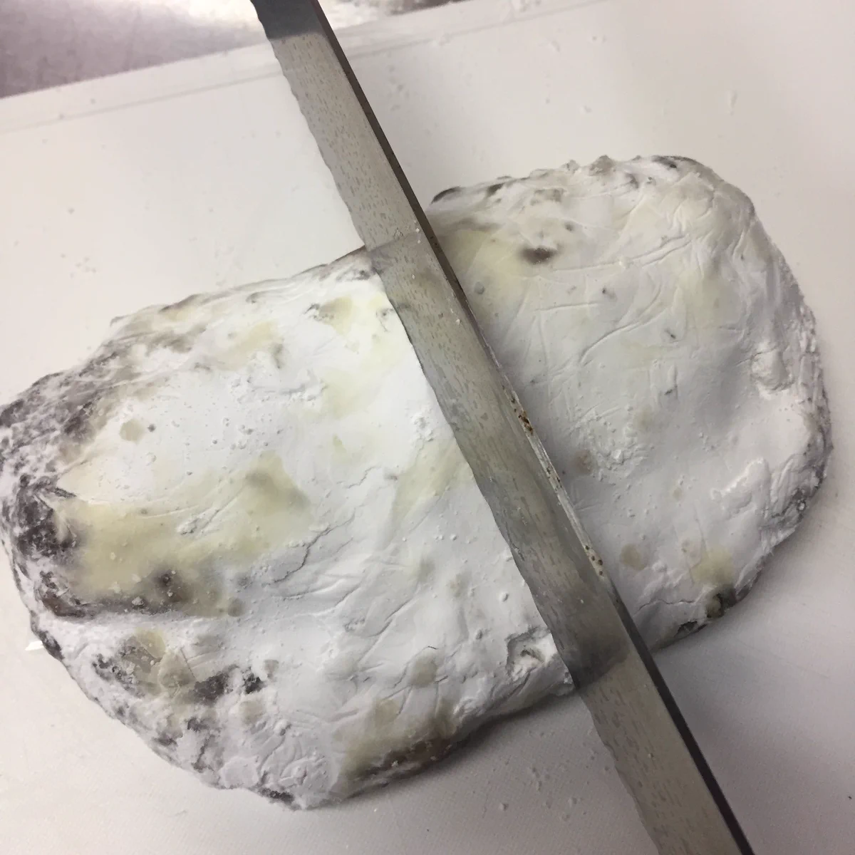 シュトーレンのカットの仕方を教えてくれました！クリスマスまで美味しく食べられるよ！