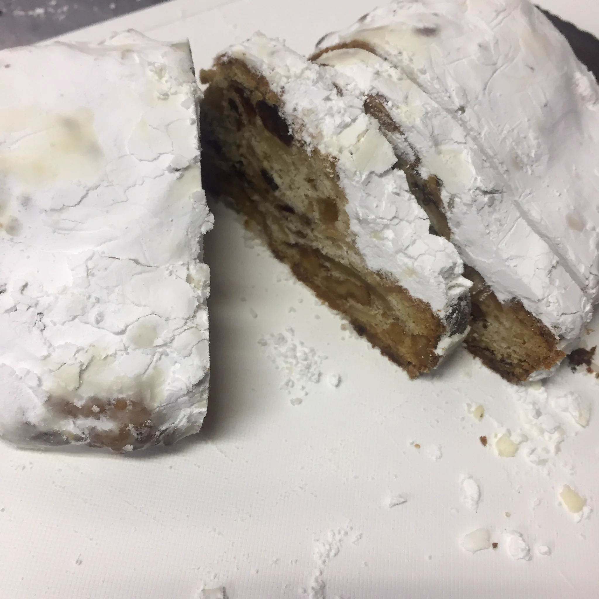 シュトーレンのカットの仕方を教えてくれました！クリスマスまで美味しく食べられるよ！