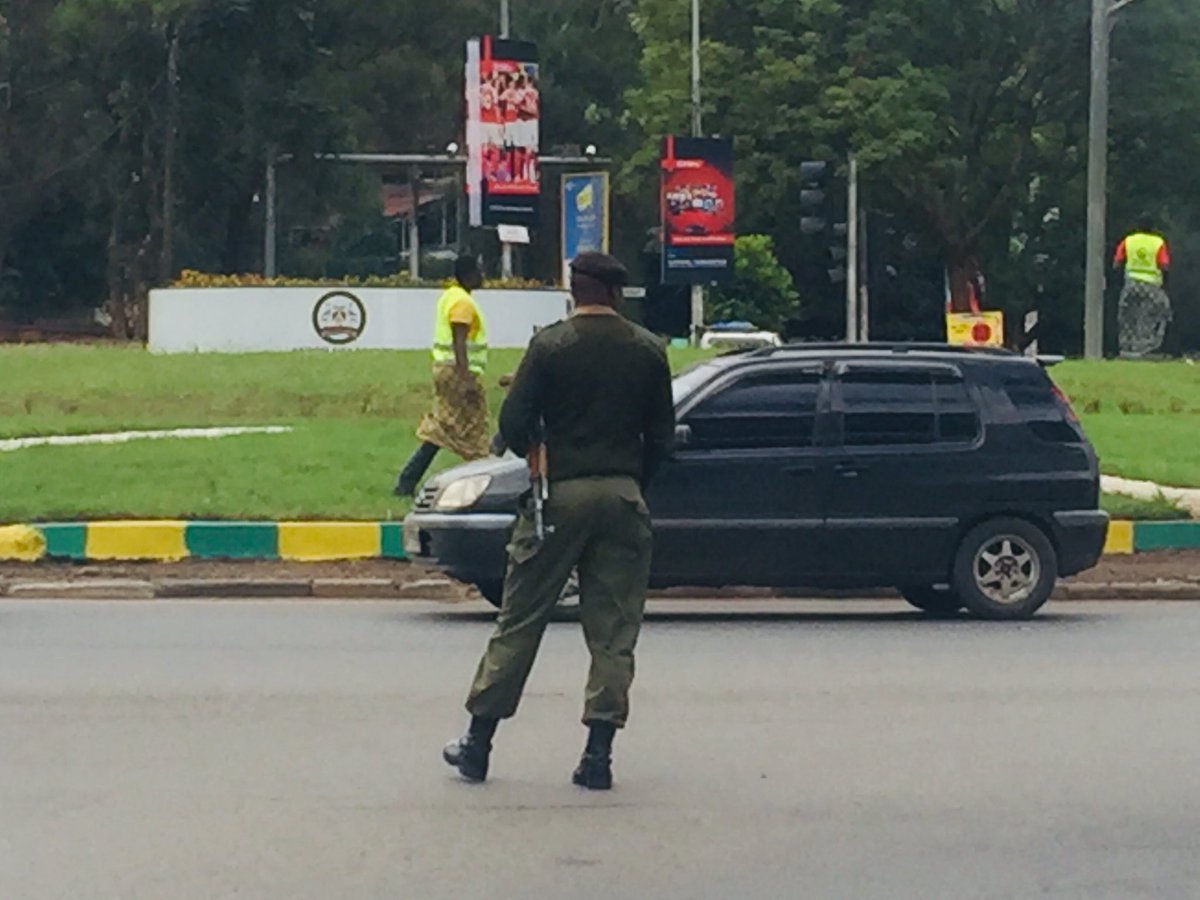 Rnagila's tweet photo. Armed police and county askaris at the #UniversityWay entry into the CBD to ensure #MatatuBan and #BodaBodaBan is enforced https://t.co/2e4Hln7XT8