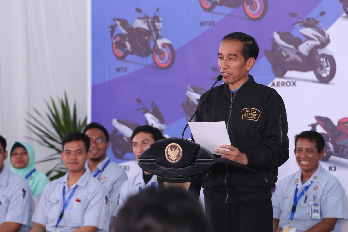 Menaker <a href="/hanifdhakiri/">MHD</a> mendampingi presiden RI, Joko Widodo dalam acara Pelepasan Ekspor Motor Yamaha Tahun 2018 di PT Yamaha Indonesia Motor Manufacruring, Cakung, Jakarta Timur (3/11).