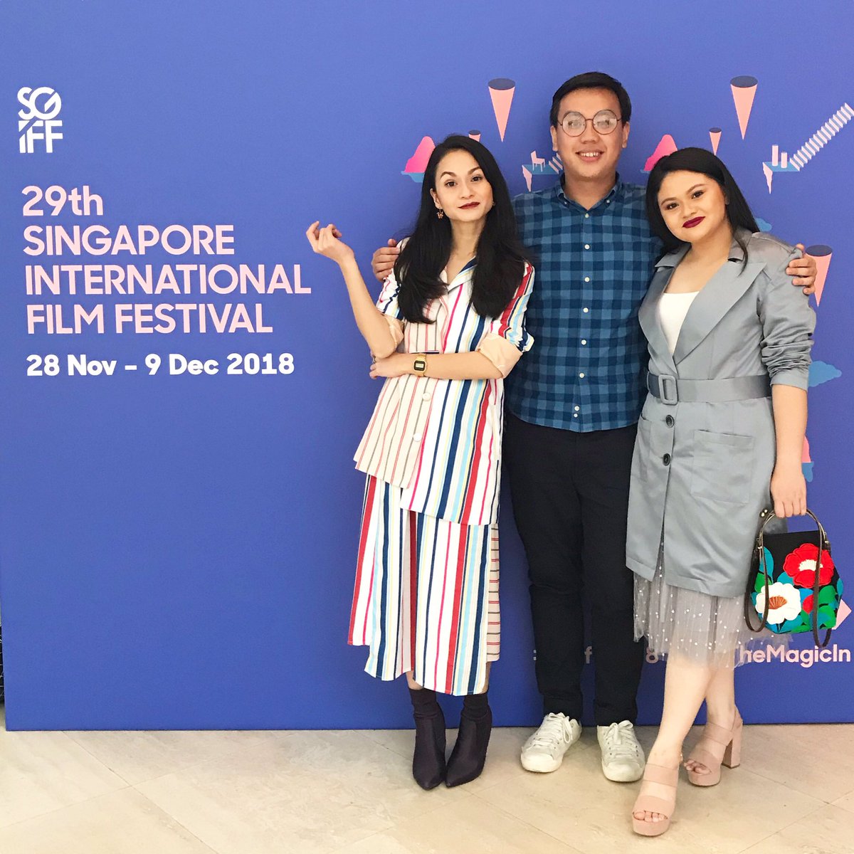 sharifahamani's tweet photo. Team #5minit at @sgiffest Director, Production designer @edward_cheeboon &amp; Producer @YanaAlyahya To those that took time out to watch our films thank you all so very much. To loved ones back home thank you all for your constant love and support. Syukur Alhamdulillah. 💞 https://t.co/GgwfjnjhTO