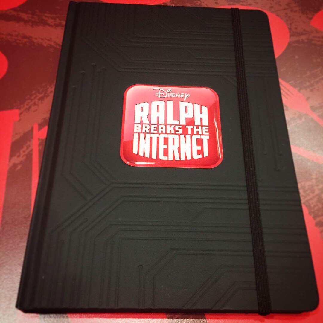 filmfanthailand's tweet photo. อยากได้สมุดโน๊ตสวยๆ จาก #RalphBreaksTheInternet กันไหม แค่มีตั๋วภาพยนตร์เรื่องนี้ก็มาร่วมสนุกกันได้เพราะมีแจกให้ 3 เล่มจ้า (กติกาอยู่ภาพถัดไป) วันนี้ ในโรงภาพยนตร์ #Ralph2TH #RalphFF *ร่วมเล่นกิจกรรมนี้ได้เฉพาะทาง ทวิตเตอร์และ IG https://t.co/NmMeLvD9Vn