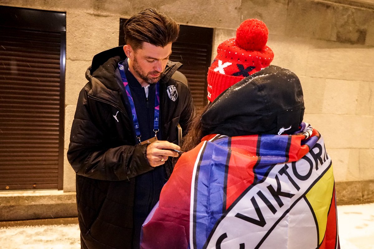 fcviktoria_en's tweet photo. Matúš Kozáčik met our (and his) big fan from Ukraine 🇺🇦 in Moscow 👍
Beautiful picture, @radleianay ✌️
#fcvp #CSKAFCVP https://t.co/PREtB6Rgom
