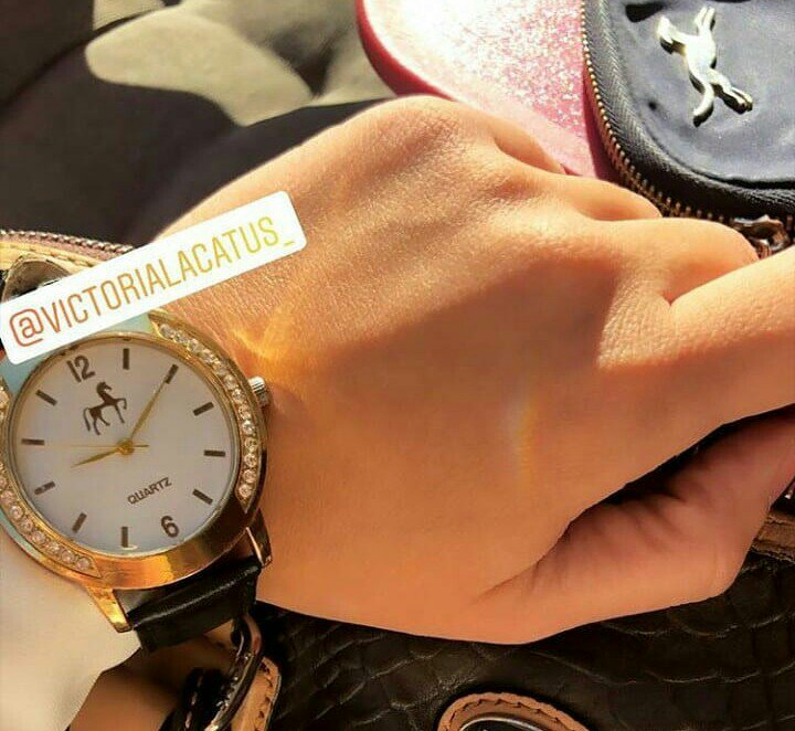 VictoriaLacatus's tweet photo. Con los #Relojes Victoria Lacatus, marcarás el tiempo de tus mejores momentos... 💖       https://t.co/ASAyNkpJQA

#watches #tendencia #moda #navidad #outfit #accesorios #estiloymoda #complementos #regalos #outfitoftheday #style https://t.co/iXsfDHmuJ9