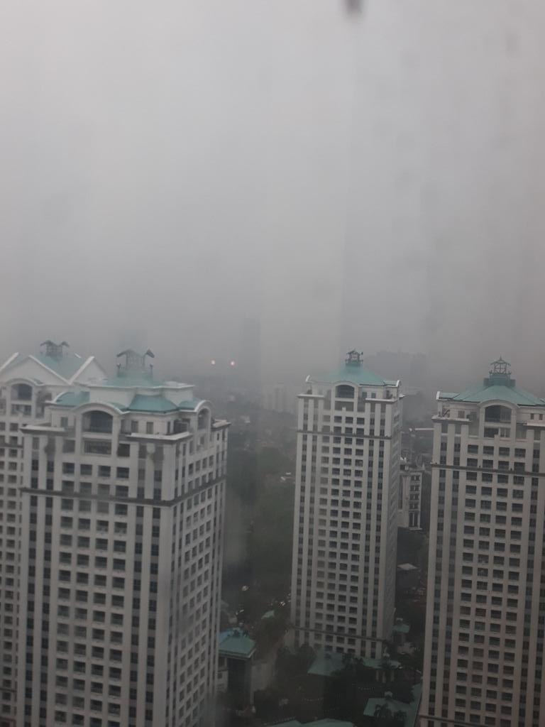 sampoerna's tweet image. Hujan menutupi pandangan jarak jauh...@RadioElshinta @TMCPoldaMetro @lewatmana