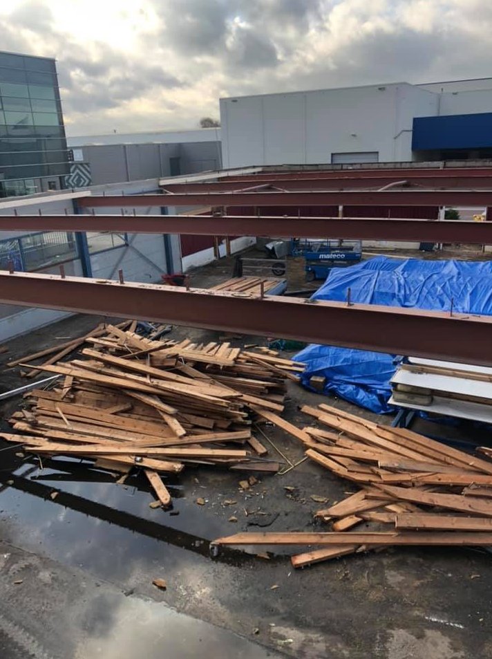 SunmasterNL's tweet image. Sunmaster bouwt aan haar toekomst! Het dak is eraf en deze week moeten de gevels eraan geloven. Totaal zal 3000 m2 productieruimte worden gerenoveerd en worden toegevoegd aan het bestaande pand.