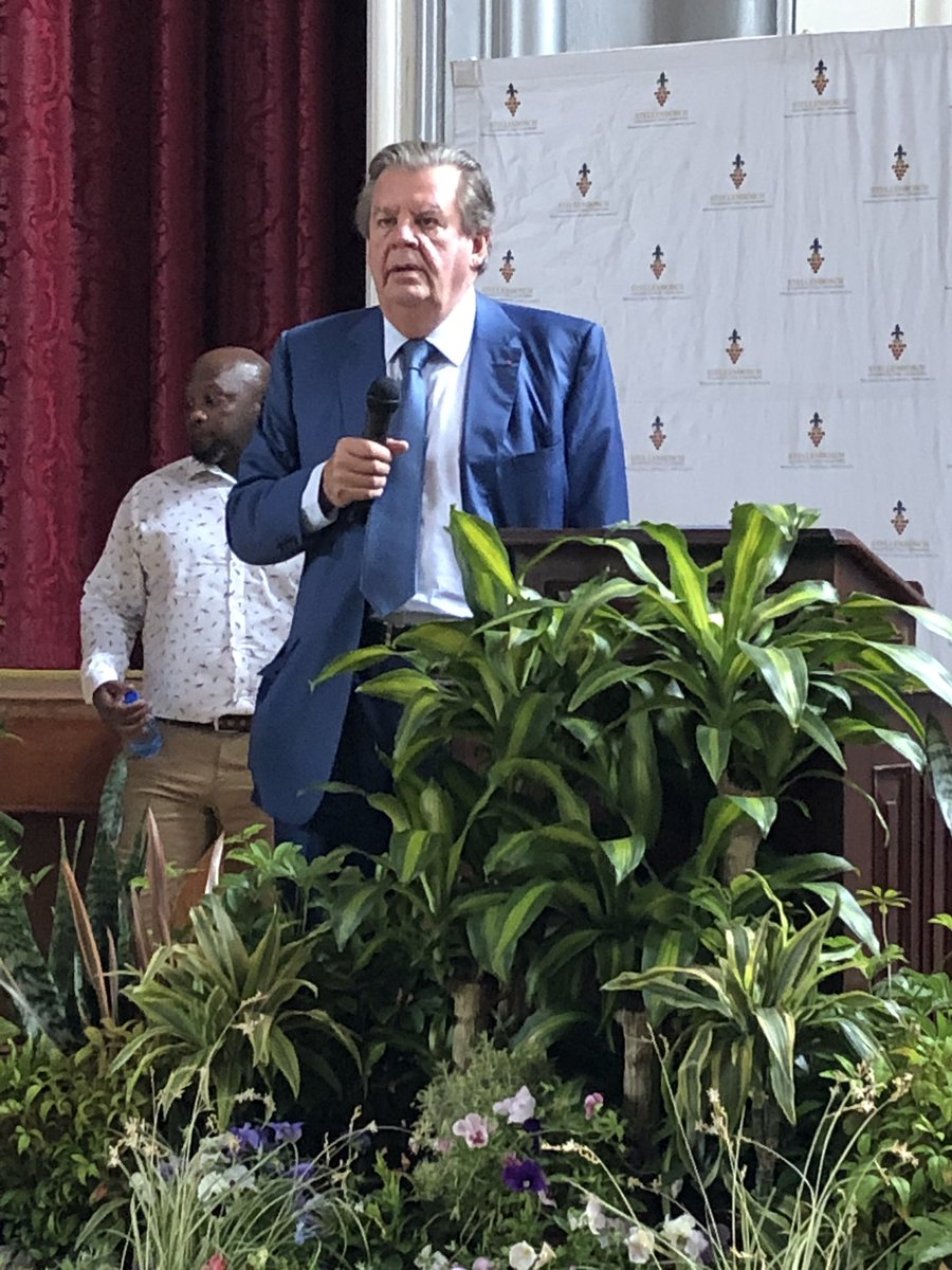 ‘Die titelaktes is nie ‘n geskenk, maar ‘n bewys dat wat jy gebou het, joune is,’ sê dr. Johann Rupert tydens oorhandiging van titelaktes in Eikestad. ‘My ma was ‘n kind tydens die depressiejare, en sy het gespaar tot in haar 80’s en ons geleer om te deel.’ <a href="/cutmaker/">Cutmaker</a> <a href="/landbou/">landbou.com</a>