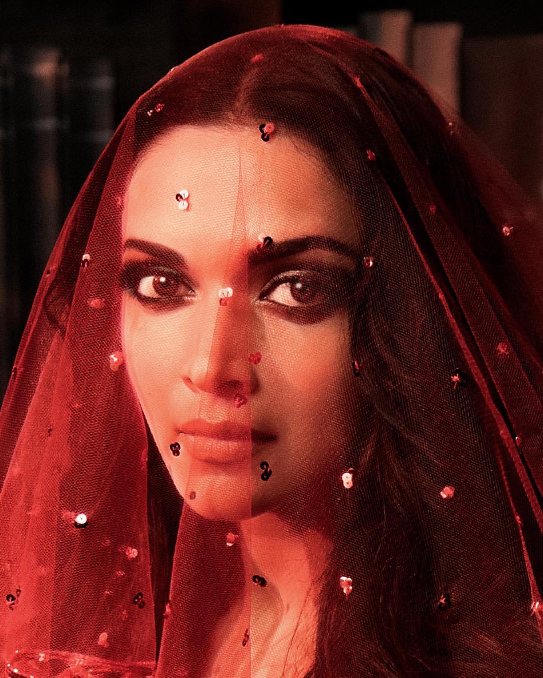 Deepika Padukone FC on X PIC 2 Closeup Deepika Padukone looking red hot in her custom made Zuhair Murad gown her Mumbai wedding reception DeepVeerReception https t XMc0xiwE0c X