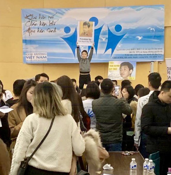 The88Project's tweet photo. Young and old came together in London yesterday at an event organised by #Vietnam Path Movement, on the human rights violation in Vietnam. Their founder Tran Huyn Duy Thuc is serving his 10th year in prison and suffers from health issues from a possible poisoning.
#freeThuc 🙏🏻 https://t.co/lkId2fIrY7