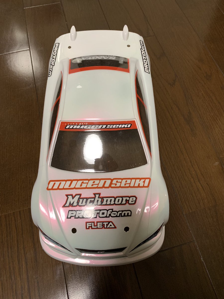 j_j1j1's tweet photo. MTC-1のボディーがボコボコになってしまったので新調。
安定の白+赤偏光塗装+シールごまかし。
仕事終わりの夜塗装なのでよく見ると塗りムラが......😅
もっと精進してボディーを長持ちさせられるようになりたいよ〜
#ラジコン
#MTC1
#無限精機 https://t.co/rg2SyoHMlW