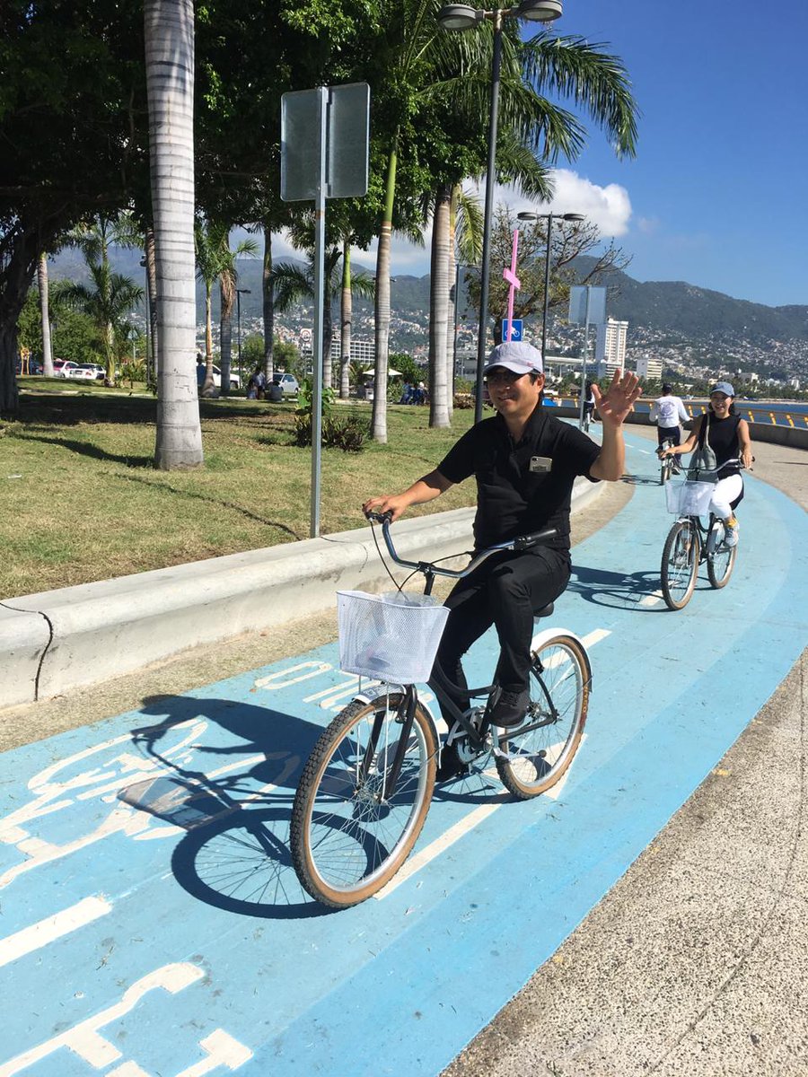 cicloviacostera's tweet photo. Démosle la oportunidad a los turistas de recorrer Acapulco en dos ruedas, 🚲turistas de Tokio del crucero Crystal Serenity disfrtando de la #cicloviacostera @AcapulcoGob @Adela_Roman @checogodinez https://t.co/sQYEhJxbF3