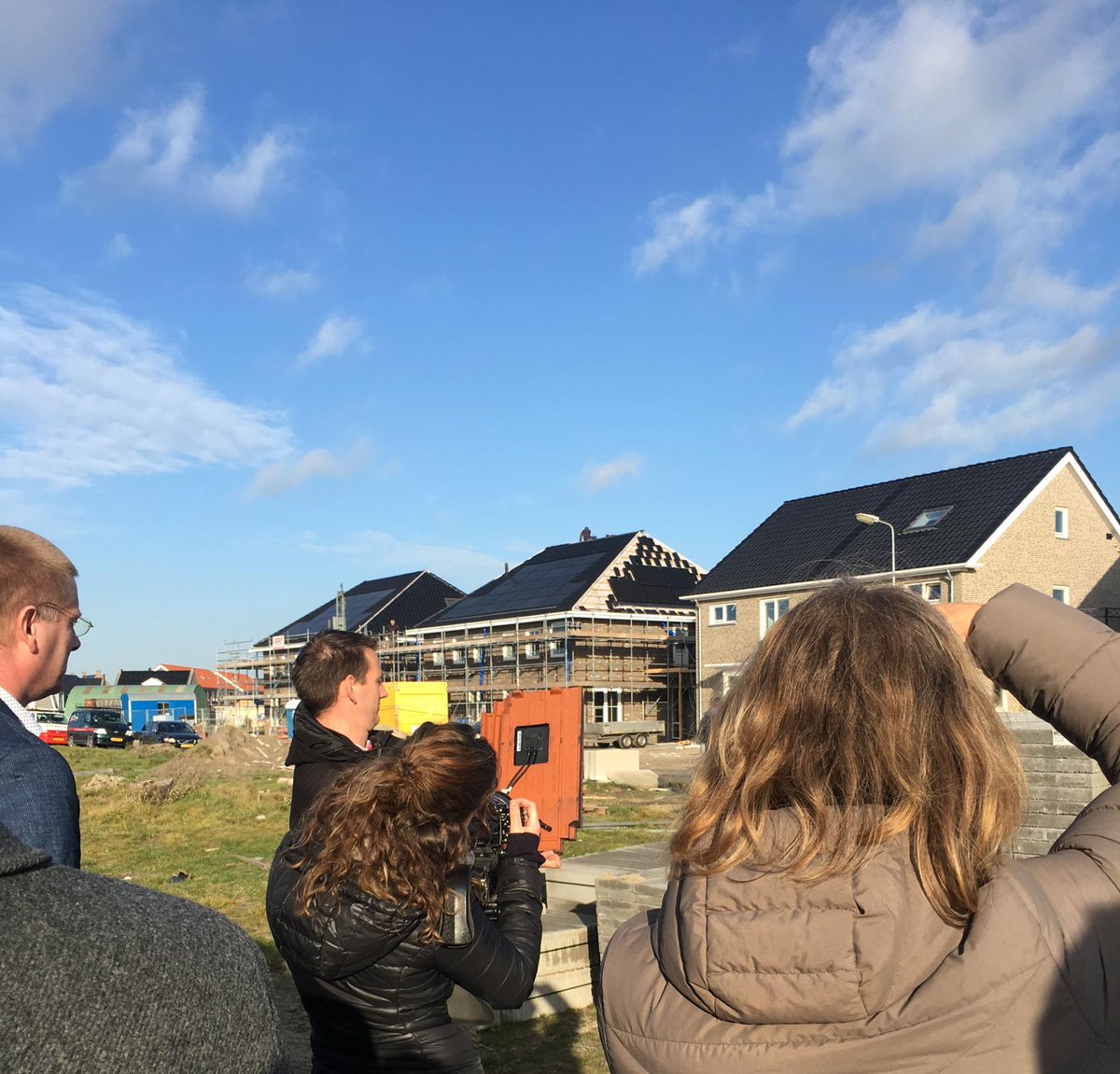 De Flevolandse @energieagenda op #inspiratietour door #Flevoland. Onderdeel van het programma was de #ZEP #dakpannensafari, waarbij @Remcodolstra het eerste echte ZEP-dak spotte. #bipv #solarroof #duurzaam #energie #zonneceldakpan #architectuur #bouw #woningen #zonnepanelen