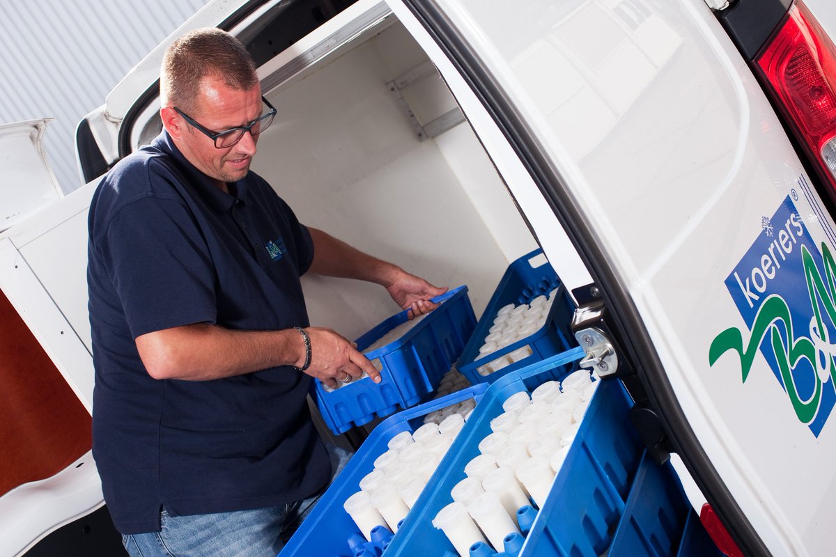 Qlip_BV's tweet photo. Qlip en B&amp;M zetten de samenwerking van het vervoer van melkmonsters voort. De goede wederzijdse relatie en structurele samenwerking is bevestigd middels een langjarige vervoersovereenkomst. https://t.co/3wAdtjXyLa https://t.co/1Vfj5uCUjQ