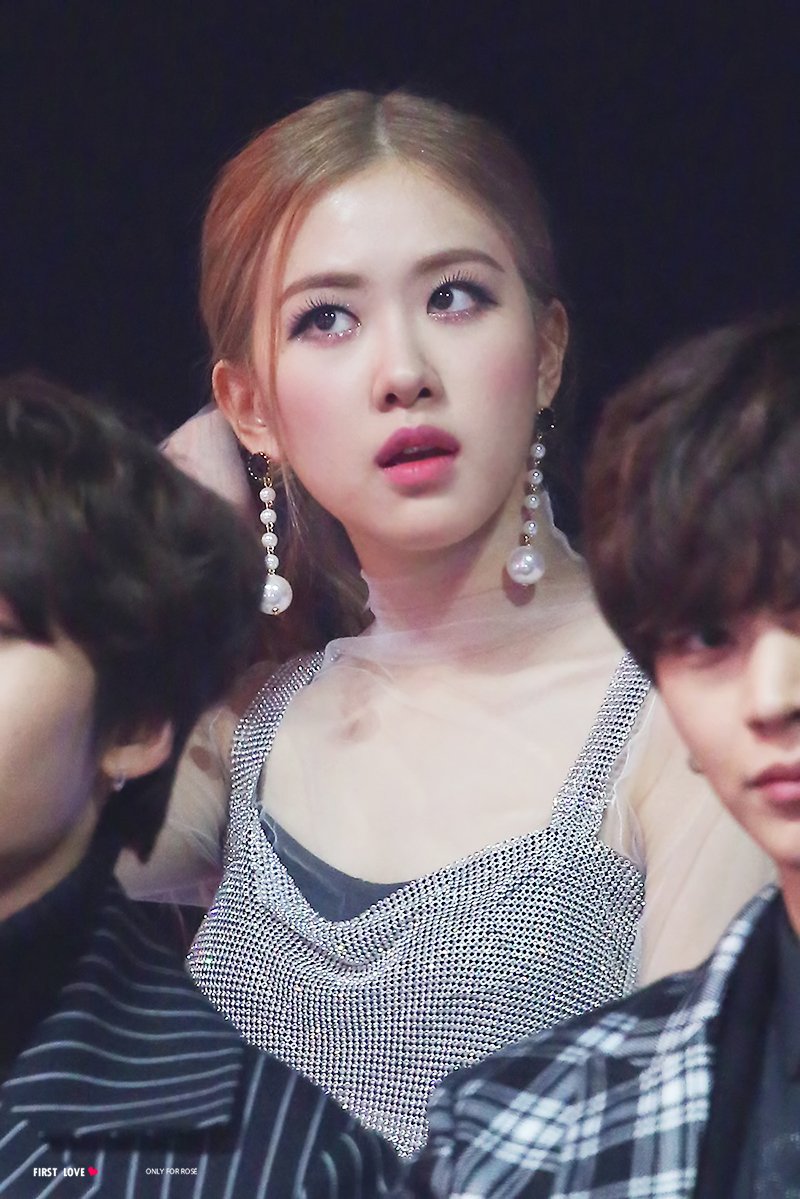 firstlove_rose's tweet image. 181201  MMA
 
예뻐...귀여워...
시상식 채영 최고야.. 😭

firstlove-rose.com/bbs/view.php?i…

#블랙핑크 #로제 #BLACKPINK #ROSÉ