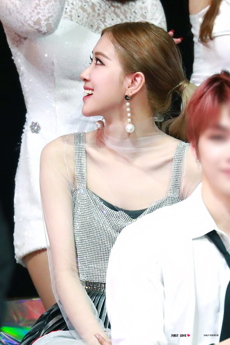 firstlove_rose's tweet image. 181201  MMA
 
예뻐...귀여워...
시상식 채영 최고야.. 😭

firstlove-rose.com/bbs/view.php?i…

#블랙핑크 #로제 #BLACKPINK #ROSÉ